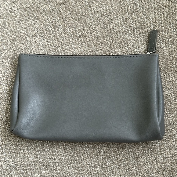 ✨ FURLA x EVA AIR Travel Amenities
Cosmetic Bag - Picture 4 of 9